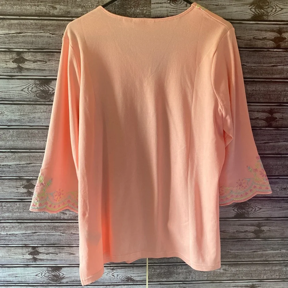 Quacker Factory Women's Top Size L Pink Embroidered Scalloped V-Neck NWT - Picture 2 of 7